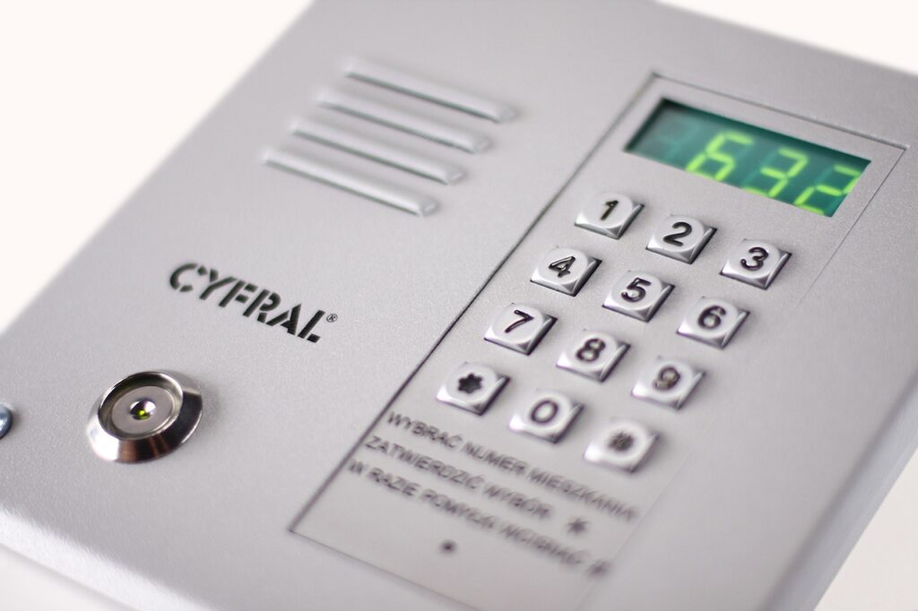 一人暮らしのインターホン対応で気を付けるべき注意点は？