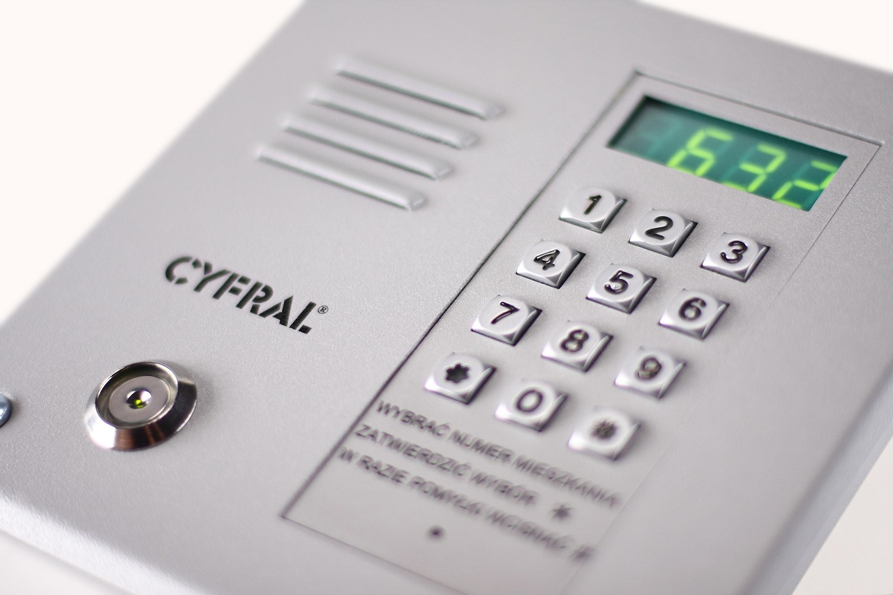 一人暮らしのインターホン対応で気を付けるべき注意点は？